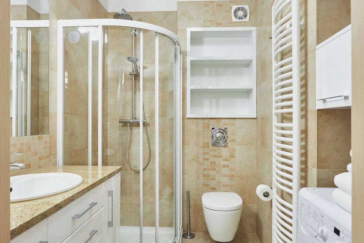 Standard Apartment | Bathroom | Shower, hair dryer, towels