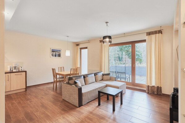 City appartement | Woonruimte | Een 42-inch televisie met digitale zenders