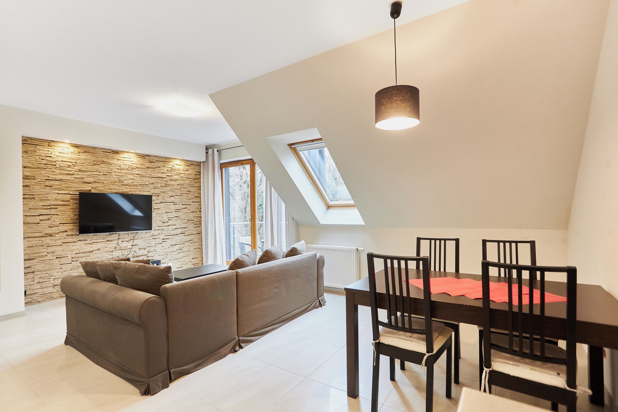 Standaard appartement | Woonruimte | Een 42-inch televisie met digitale zenders