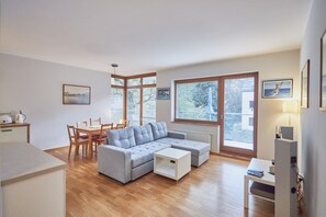 Eenvoudig appartement | Woonruimte | Een 42-inch televisie met digitale zenders