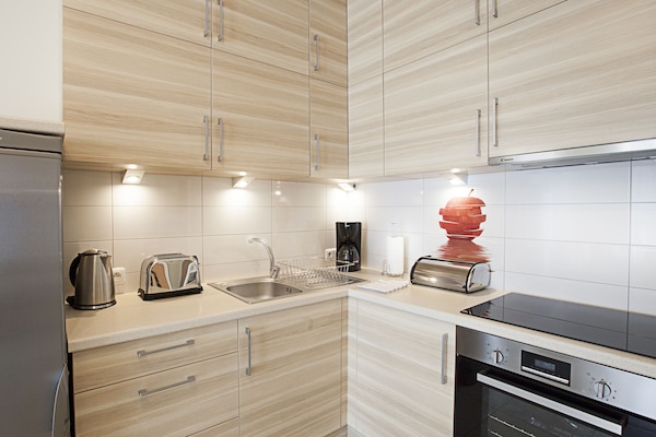 Basic Apartment | Dapur peribadi | Pembancuh kopi/teh, cerek elektrik, kerusi tinggi, meja makan