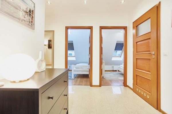 Comfort Apartment | Ruang tamu | 42 inci televisyen dengan digital