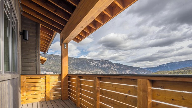 Una terraza de madera con vistas a las montañas.