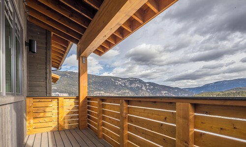 Wonderful Home with Private Patio with Hot Tub! 15 Min Drive to Resort, 5 Min Wa