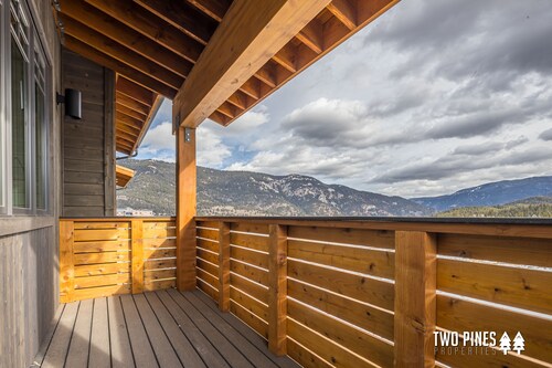 Wonderful Home with Private Patio with Hot Tub! 15 Min Drive to Resort, 5 Min Wa