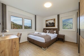 4 bedrooms, desk, iron/ironing board, free WiFi