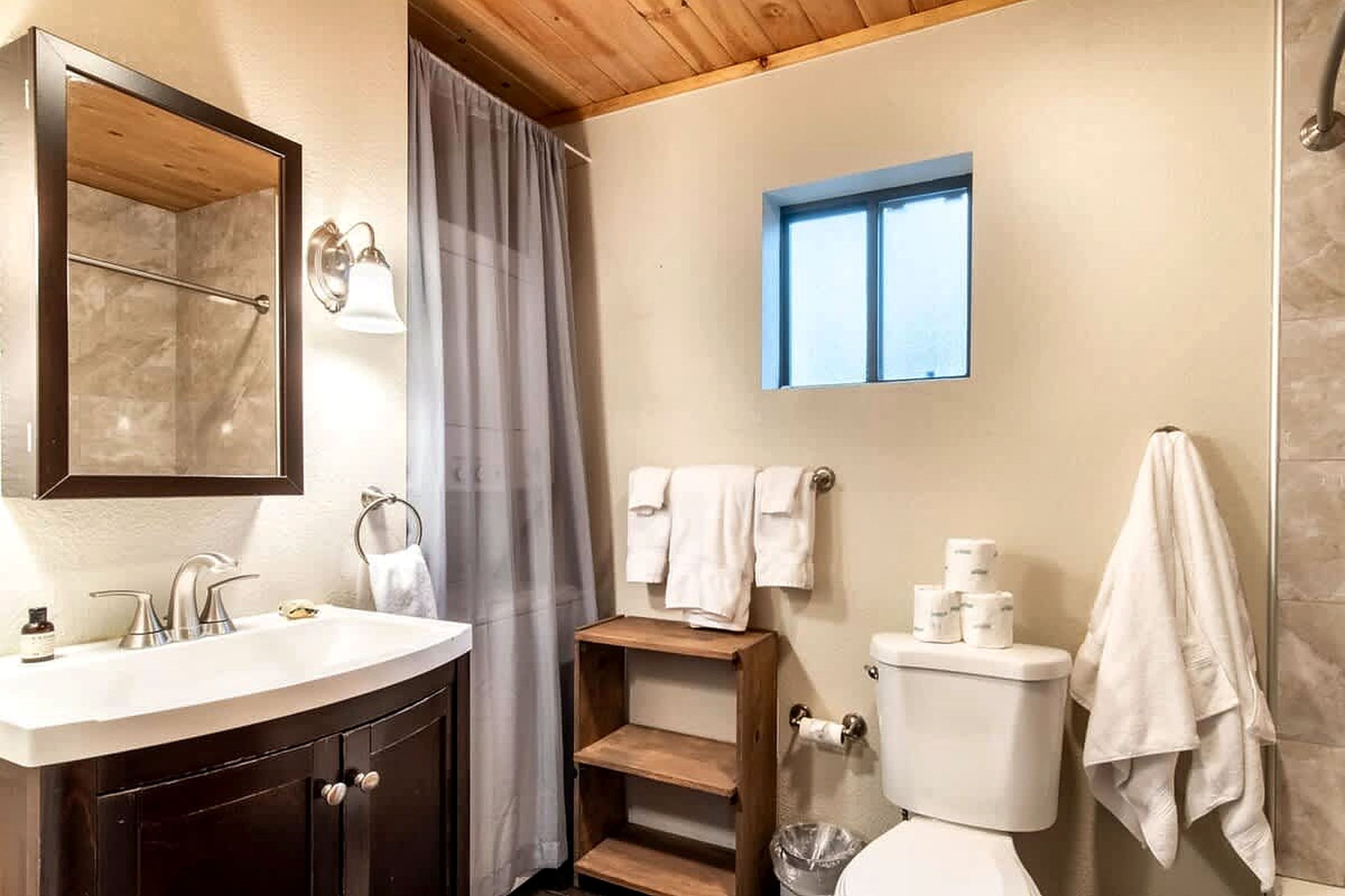 Guest house full bathroom