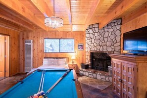 Game room - Beautiful Cabin with Spa, BBQ, & Fireplace (Big Bear)