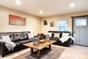 TV, fireplace, video games, offices - Beautiful Cabin with Spa, BBQ, & Fireplace (Big Bear)