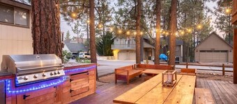 Beautiful Cabin with Spa, BBQ, & Fireplace