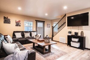 Televisor, llar de foc, videojocs i oficines 