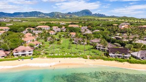 Et resort med strandvillaer, golfbane og strand.
