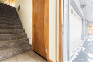 Interior - Personal Hot Tub with Mammoth Mountain views! 3 bedroom/3 bathroom townhome (Mammoth Lakes)