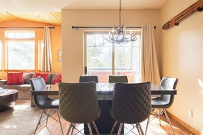 Dining - Personal Hot Tub with Mammoth Mountain views! 3 bedroom/3 bathroom townhome (Mammoth Lakes)