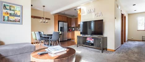 Smart TV, chimenea y consola de videojuegos