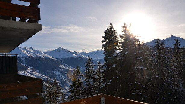A wooden deck overlooking a snowy mountain landscape with a view of distant peaks and a clear sky. - Located in Les Collons 1850, only 50 meters from the ski-lifts "La Joc" and "Petit Vallon" (crossbow (Thyon-Les Collons)