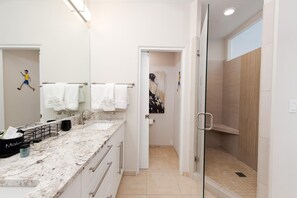 Combined shower/tub, hair dryer, towels