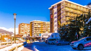 Ein Hotel mit mehreren Etagen, Balkonen und einem Schild, das es als Hotel kennzeichnet.
