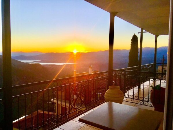 Desk, laptop workspace, free WiFi - Delphi eolos hotel center&panoramic viwe (Delphi)