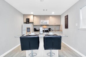 Fridge, microwave, oven, stovetop - Guesthouse for Your Perfect Getaway (Houston)