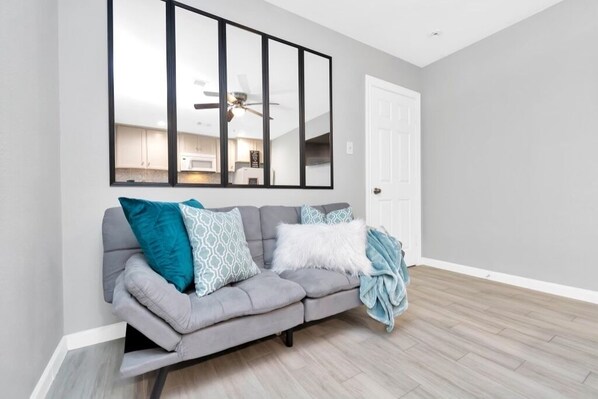 Smart TV - Guesthouse for Your Perfect Getaway (Houston)