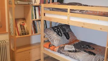 5 Schlafzimmer, Schreibtisch, Bügeleisen/Bügelbrett, kostenloses WLAN