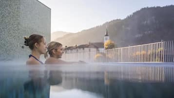 Una piscina al aire libre, una piscina climatizada