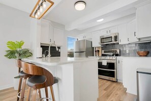 Fridge, microwave, oven, stovetop - 2 Steps to Ice Plant, Apt in Downtown St. Aug (St. Augustine)