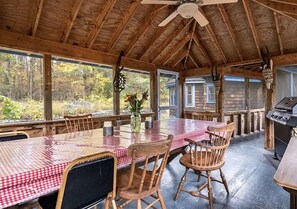 Outdoor dining - Historic Blacksmith House on the Ausable River 25 Acres (Keene)