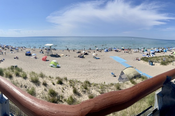 Una playa cerca, sillas reclinables de playa, toallas de playa
