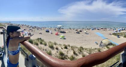 The Grey Beach House!! In the heart of Grand Bend