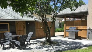An outdoor patio with a grill, dining table, and chairs. - Easy Walk to Clifton Hill Falls & Attractions! (Niagara Falls)