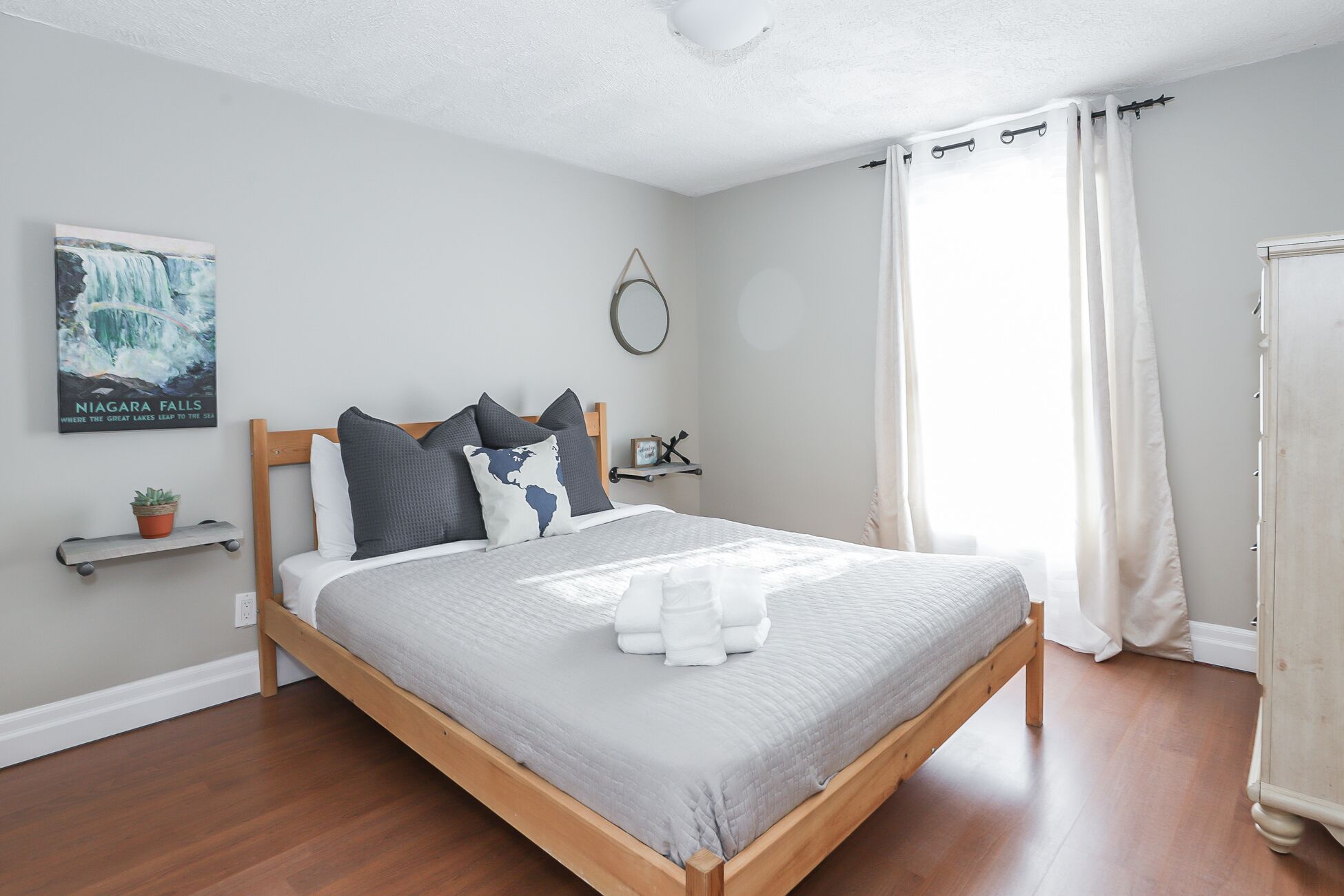 3 bedrooms, desk, iron/ironing board, travel crib