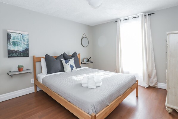 3 عدّة غرف نوم ومكتب ومكواة/لوح كي وسرير سفر