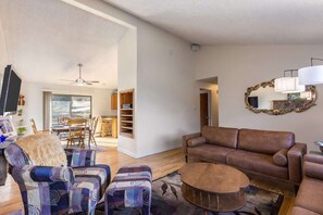 Televisión y chimenea 