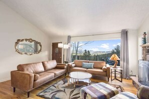 Televisión y chimenea 