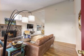 Televisión y chimenea 