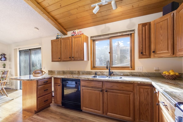 冷蔵庫、電子レンジ、オーブン、コンロ