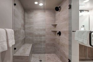 Baignoire, sèche-cheveux, serviettes fournies, shampoing