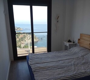 1 slaapkamer, een strijkplank/strijkijzer, beddengoed