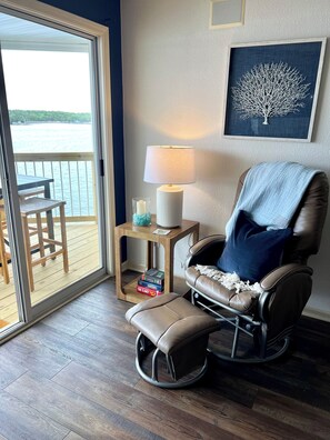 Smart TV, fireplace, DVD player, books - Waterfront@ Ledges NO STEPS Main channel 2 bed Ledges MM20 Slip Pools Beach Golf (Osage Beach)