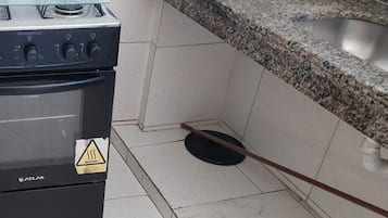 Refrigerador, microondas, parrilla de estufa y licuadora