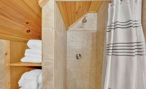Combined shower/bathtub, towels - Gated/Pickleball/2kings/bunks/gmroom/4tv/hottub (Pigeon Forge)