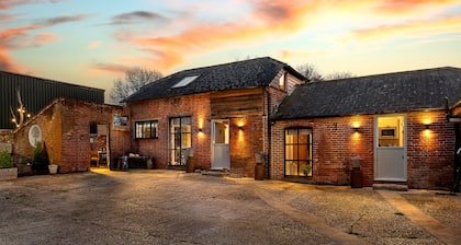 Bluebell Copse Cottages New Forest with hot tub.