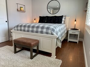 2 soverom, senger med overmadrass og strykejern/-brett