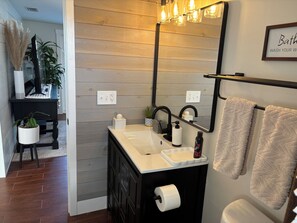 Combined shower/bathtub, hair dryer, towels, toilet paper - The Manor House on Lemon Bay is AVAILABLE April 6th. Spacious Home. Heated Pool! (Englewood)