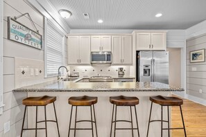 Fridge, microwave, oven, stovetop - BB's - Perfect Choice For Your Beaufort Vacation! (Beaufort)