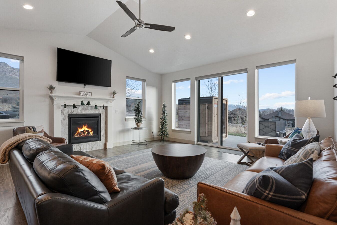 Una Smart TV, una chimenea, un futbolín