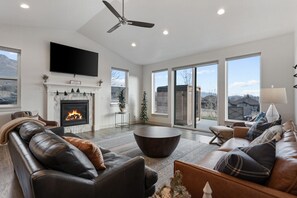 Älytelevisio, takka, pöytäjalkapallopöytä