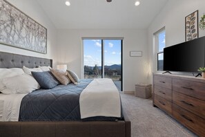 2 habitaciones, escritorio y tabla de planchar con plancha 